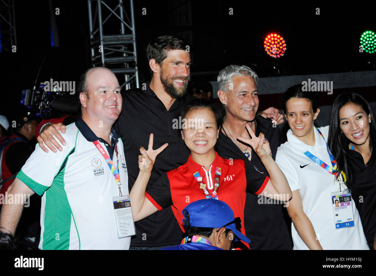 Michael Phelps e Greg Louganis scattare foto con atleti nei Giochi Mondiali Special Olympics alla cerimonia di apertura per il Colosseo sulla luglio 25th, 2015 a Los Angeles, California. Foto Stock