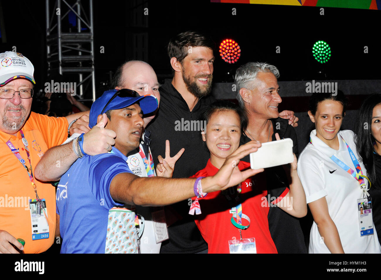 Michael Phelps e Greg Louganis scattare foto con atleti nei Giochi Mondiali Special Olympics alla cerimonia di apertura per il Colosseo sulla luglio 25th, 2015 a Los Angeles, California. Foto Stock
