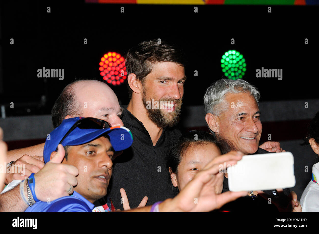 Michael Phelps e Greg Louganis scattare foto con atleti nei Giochi Mondiali Special Olympics alla cerimonia di apertura per il Colosseo sulla luglio 25th, 2015 a Los Angeles, California. Foto Stock