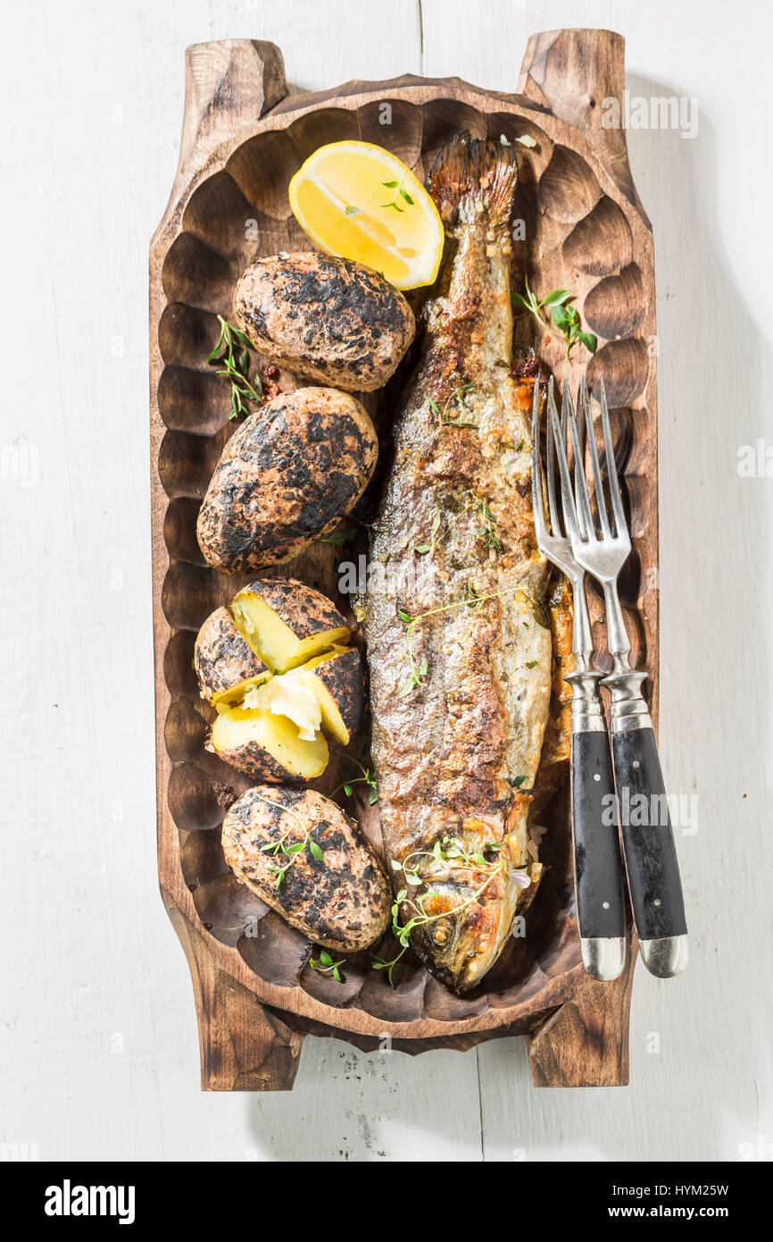 Patate alla Griglia e di pesce trote con il burro e le ...