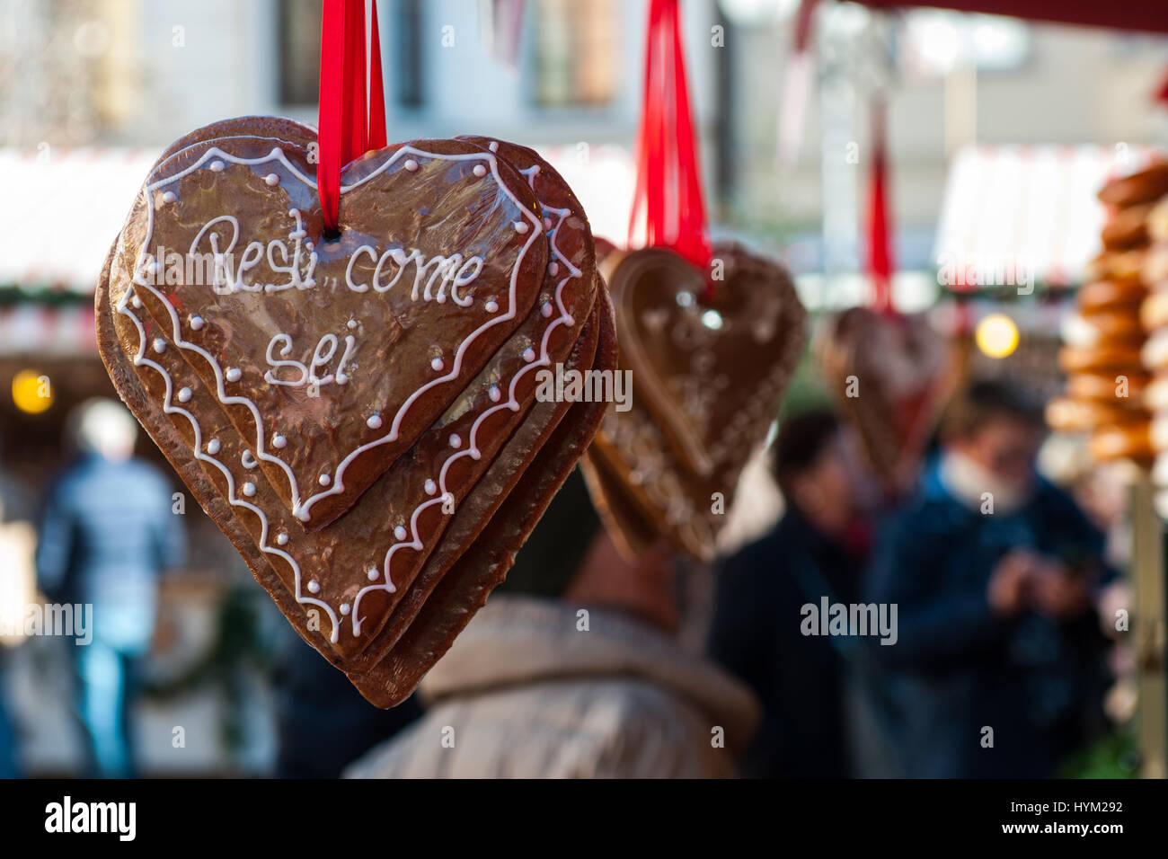 Cuori a base di cioccolato presso i tradizionali mercatini di Natale di Bolzano, in Italia. Foto Stock
