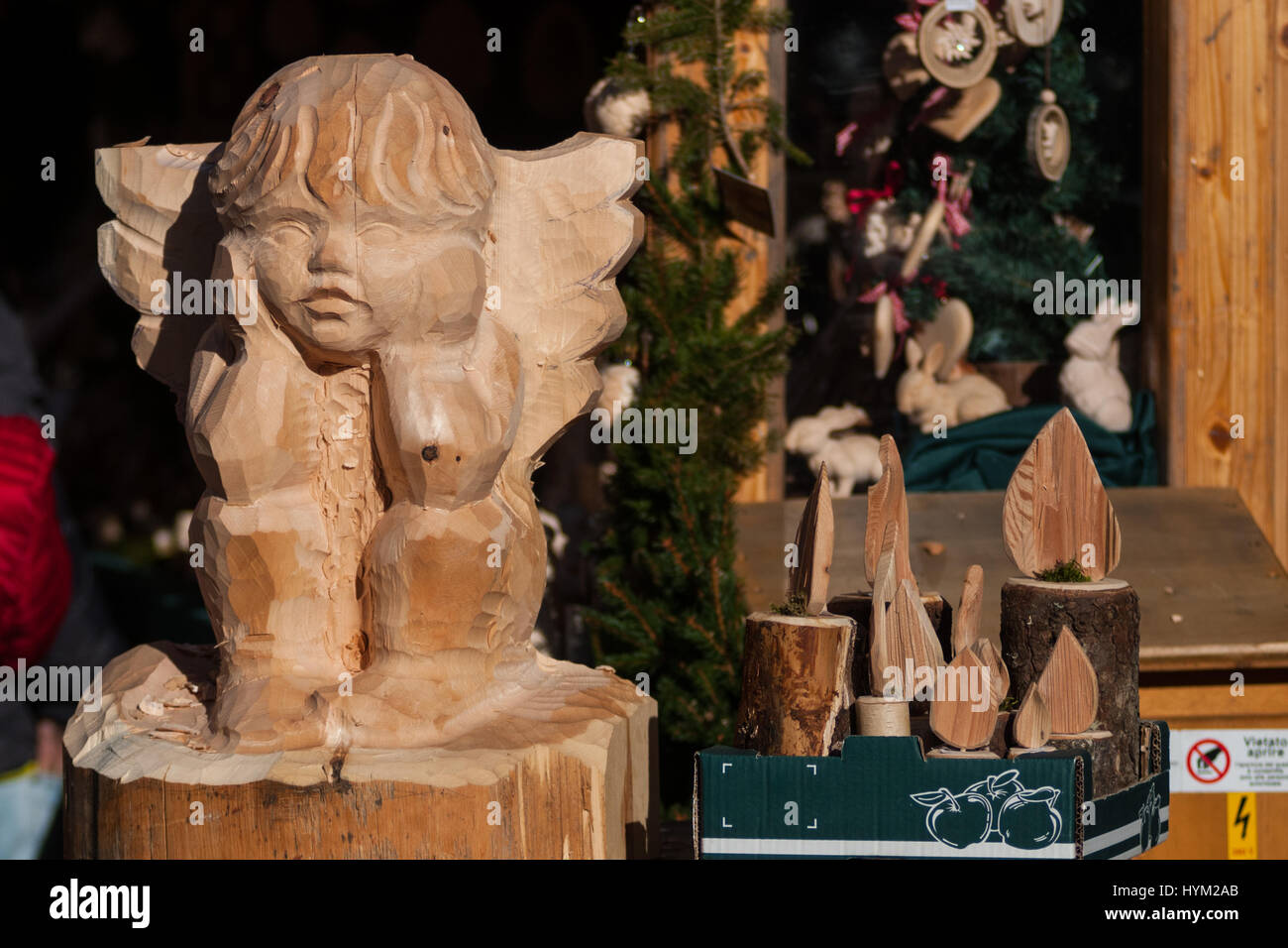 Un angelo in legno è mostrato in corrispondenza i tradizionali mercatini di Natale di Bolzano, in Italia. Foto Stock