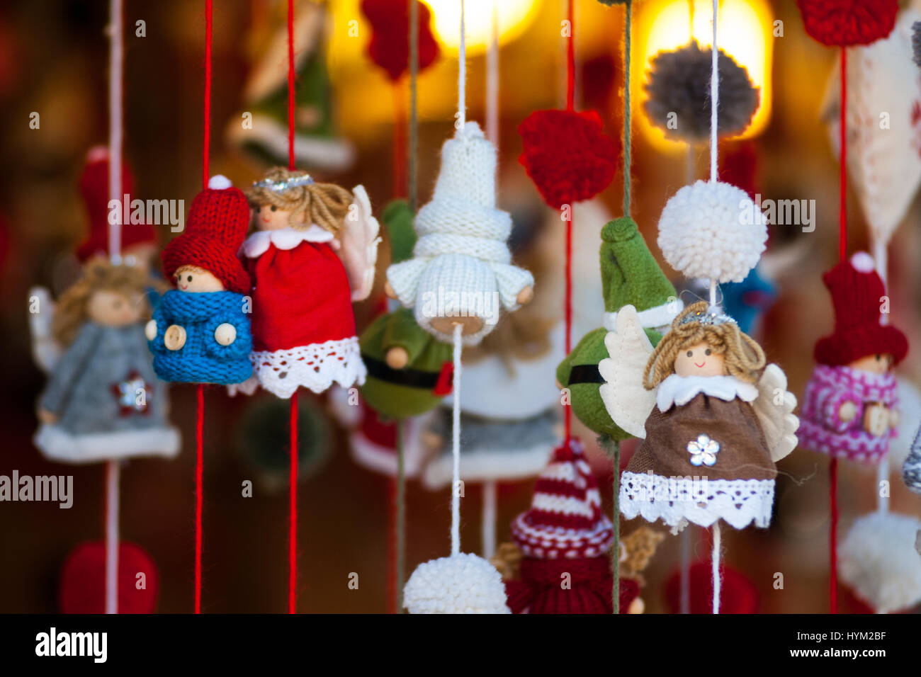 Gli angeli di Natale realizzati con lana presso il tradizionale mercatino di Natale di Bolzano, in Italia. Foto Stock