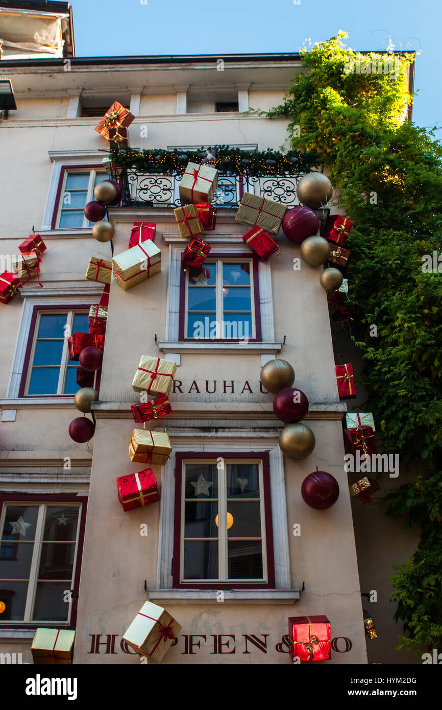 Decorazione di natale di una casa presso i tradizionali mercatini di Natale di Bolzano, in Italia. Foto Stock