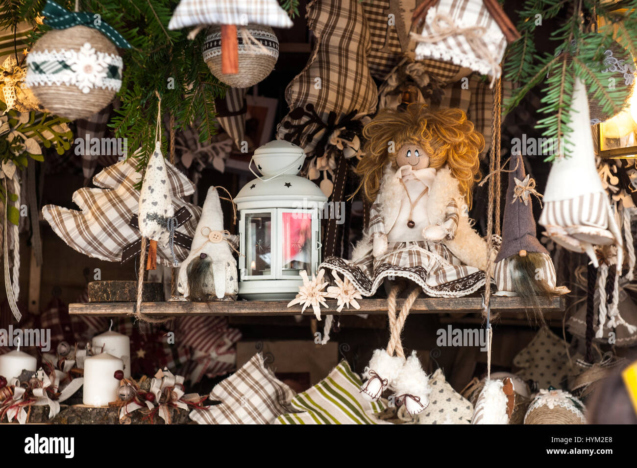Prodotti Tipici a Lana presso il tradizionale mercatino di Natale di Bolzano, in Italia. Foto Stock