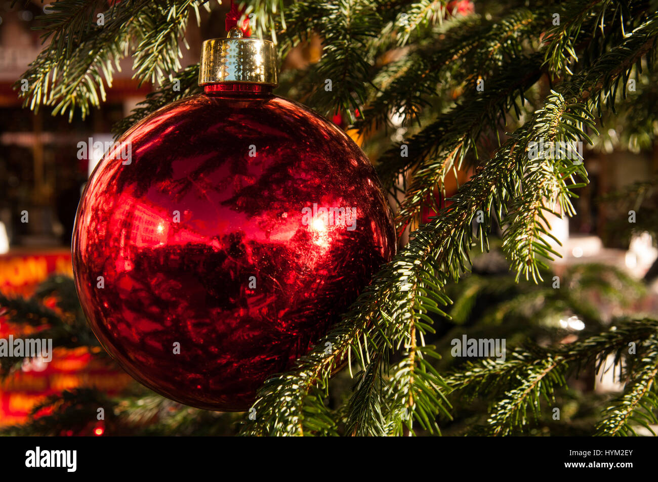 Un rosso palla di Natale nella struttura ad albero i tradizionali mercatini di Natale di Bolzano, in Italia. Foto Stock
