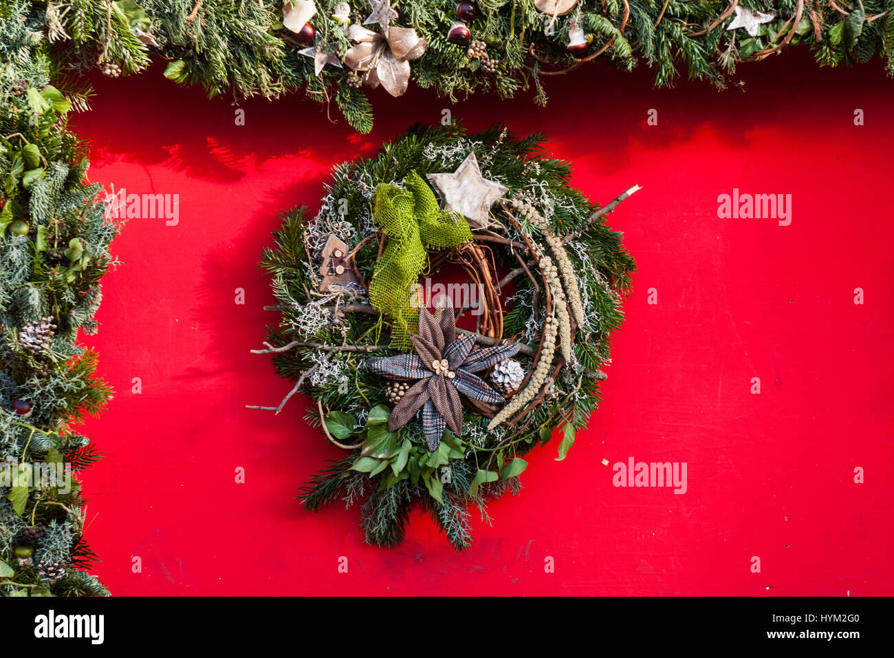 Le decorazioni di Natale presso il tradizionale mercatino di Natale di Bolzano, in Italia. Foto Stock