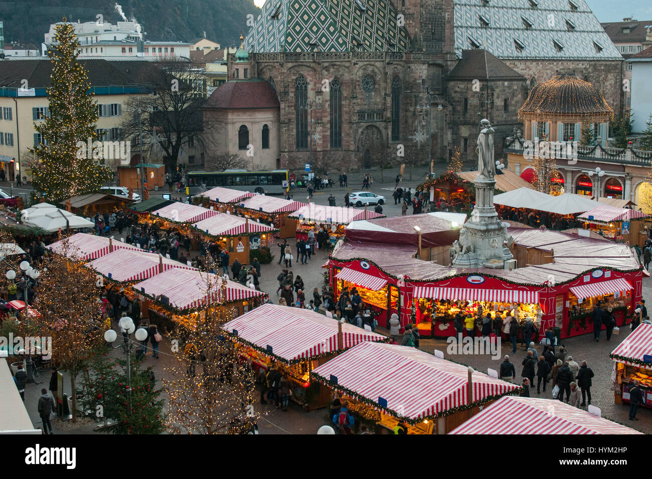 Vista aerea del i tradizionali mercatini di Natale di Bolzano, in Italia. Foto Stock