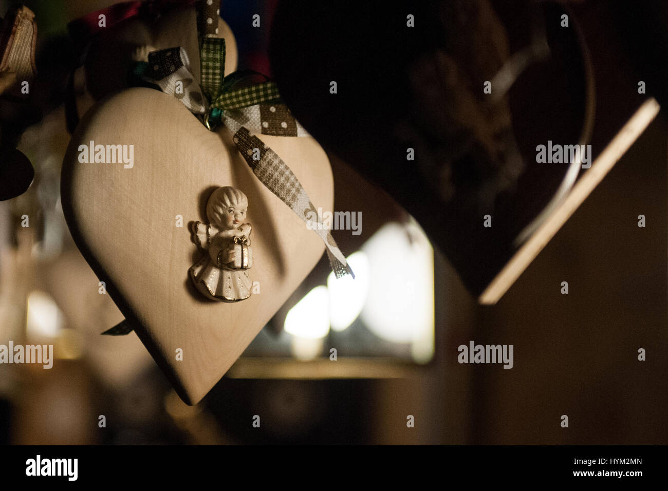 Un Natale di legno decorativo a cuore i tradizionali mercatini di Natale di Bolzano, in Italia. Foto Stock