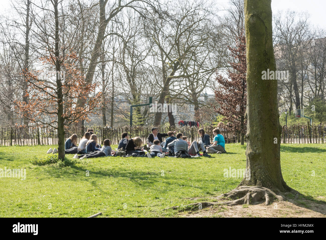 Le lezioni sotto gli alberi del Parco Leopold, Bruxelles Foto Stock