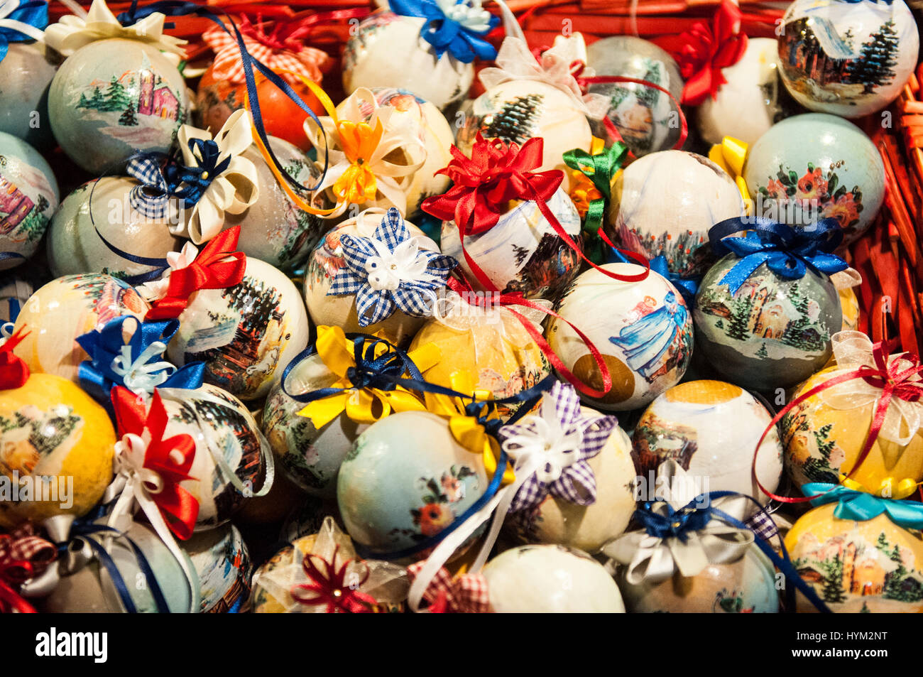 Un Natale sfere decorative presso il tradizionale mercatino di Natale di Bolzano, in Italia. Foto Stock