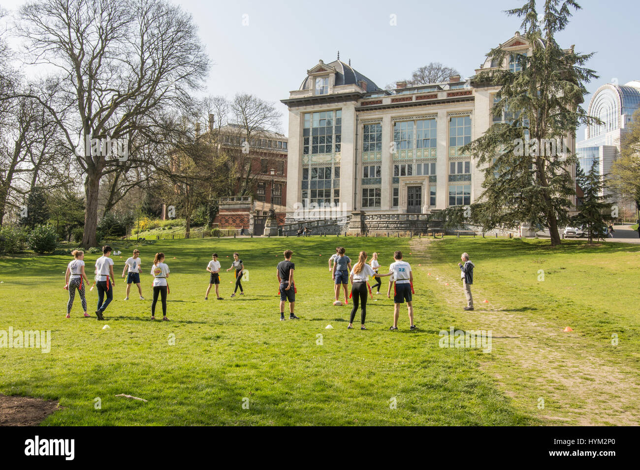 Le persone giocano nel Parco Leopold, Bruxelles Foto Stock