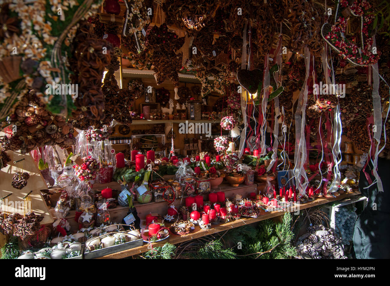 Uno stand di prodotti tipici presso i tradizionali mercatini di Natale di Bolzano, in Italia. Foto Stock