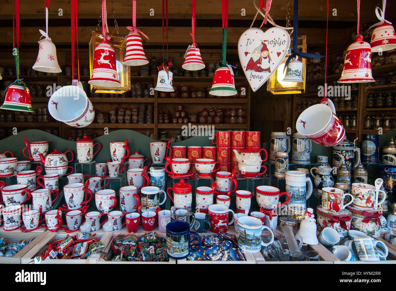 Uno stand di prodotti tipici presso i tradizionali mercatini di Natale di Bolzano, in Italia. Foto Stock