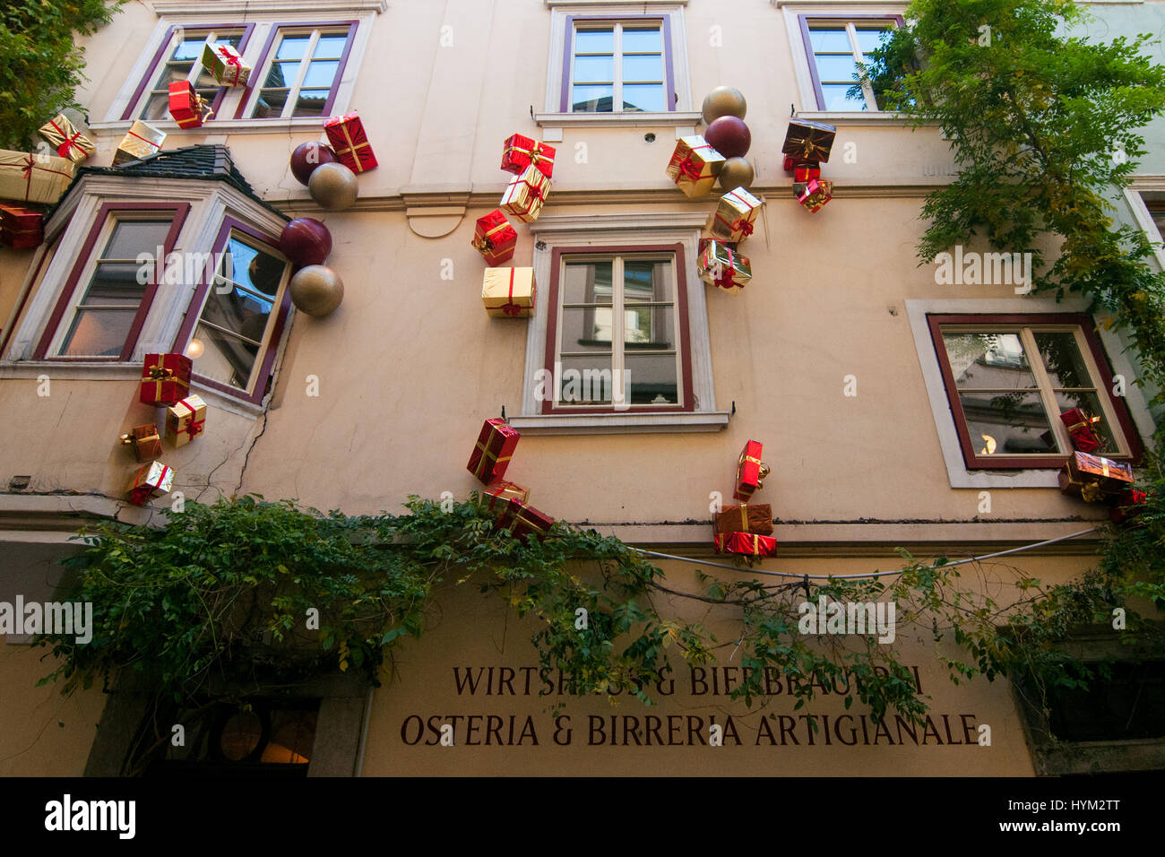 Le decorazioni di Natale in una casa presso il tradizionale mercatino di Natale di Bolzano, in Italia. Foto Stock