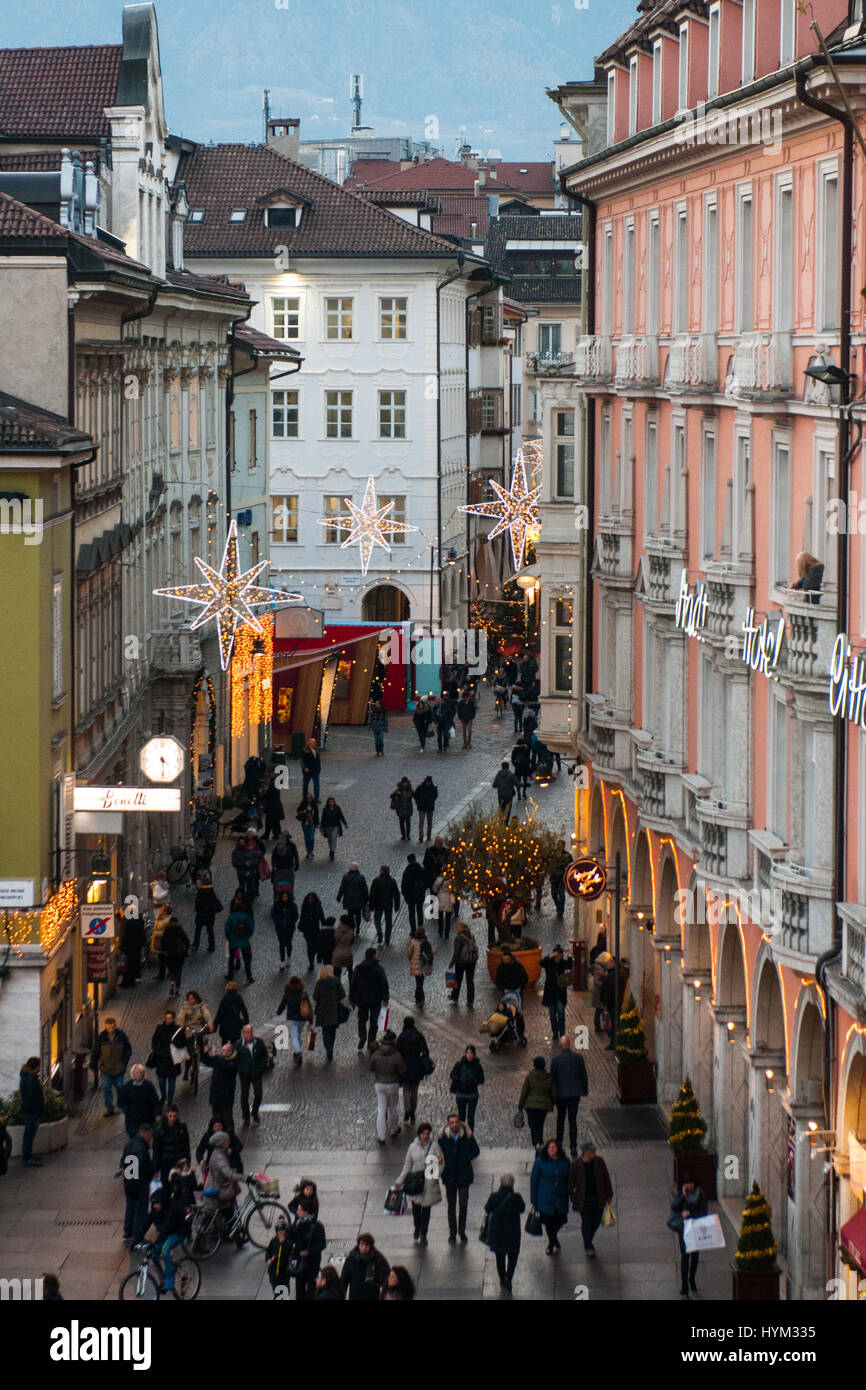 Una vista di una strada presso i tradizionali mercatini di Natale di Bolzano, in Italia. Foto Stock