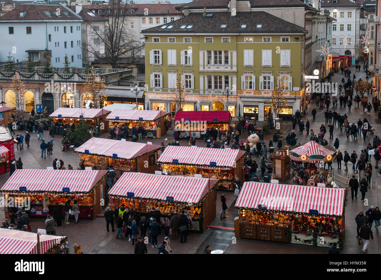 Vista aerea del i tradizionali mercatini di Natale di Bolzano, in Italia. Foto Stock