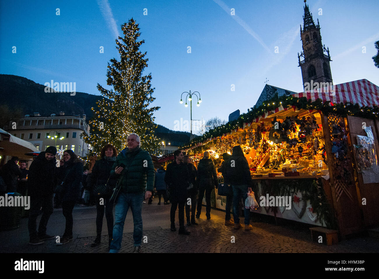 Visitatori partecipare a i tradizionali mercatini di Natale di Bolzano, in Italia. Foto Stock