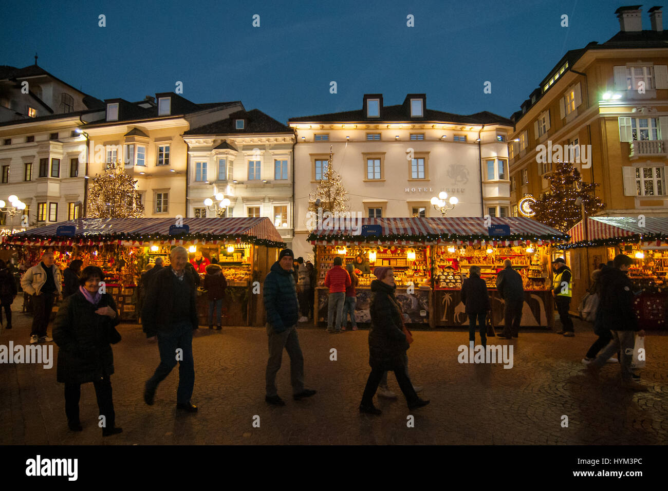 Visitatori partecipare a i tradizionali mercatini di Natale di Bolzano, in Italia. Foto Stock