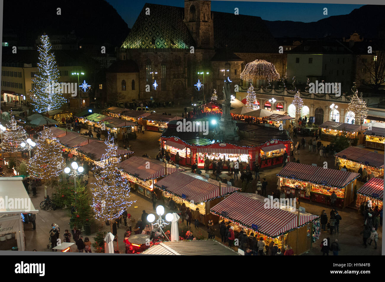 Una veduta aerea di i tradizionali mercatini di Natale di Bolzano, in Italia. Foto Stock