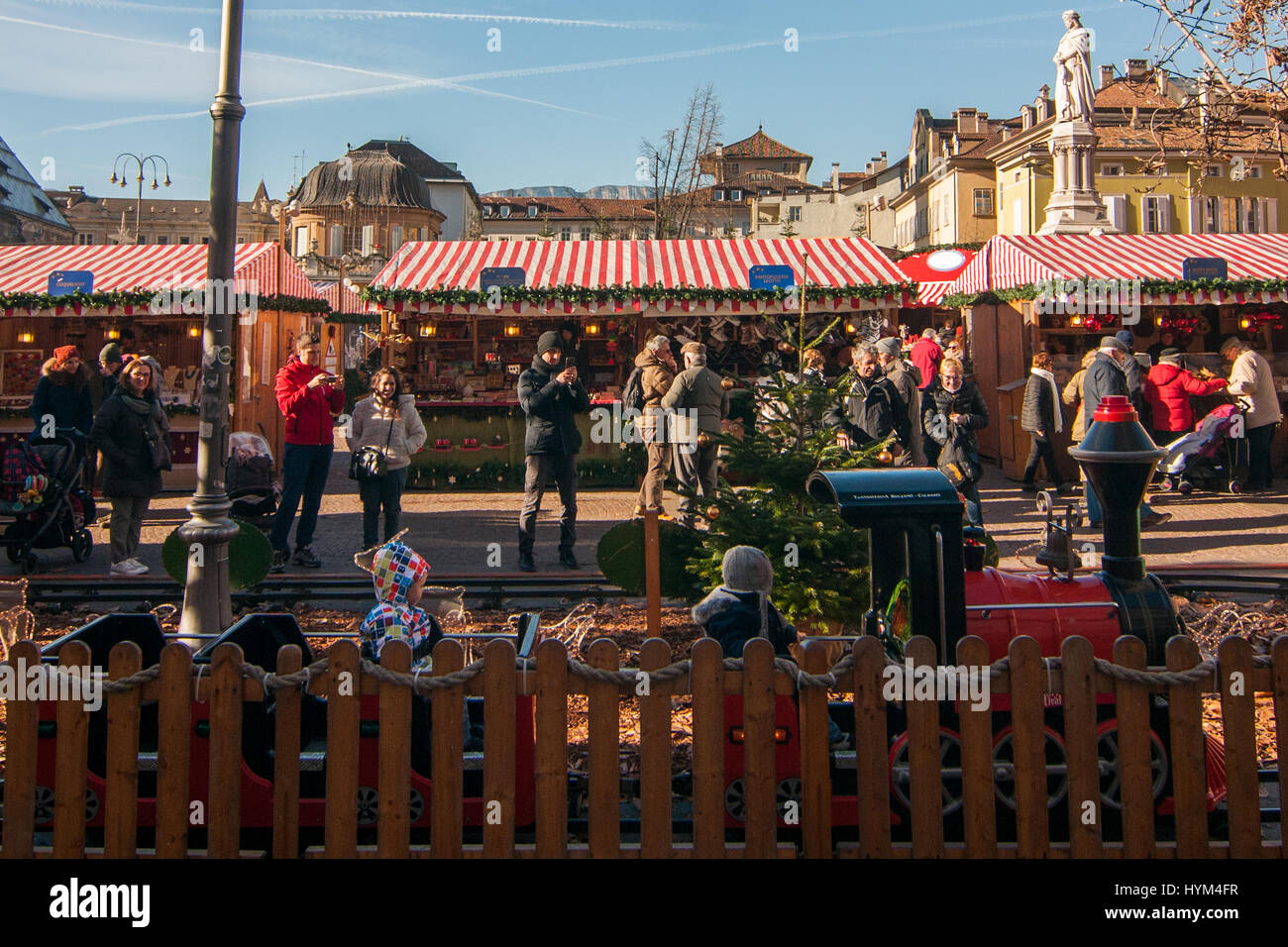 I bambini giocano in un piccolo treno presso i tradizionali mercatini di Natale di Bolzano, in Italia. Foto Stock