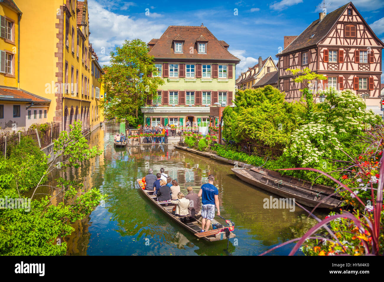 Bellissima vista del centro storico di Colmar, noto anche come piccola Venezia, con turisti facendo un giro in barca sul fiume Lauch in estate, Alsazia, Francia Foto Stock