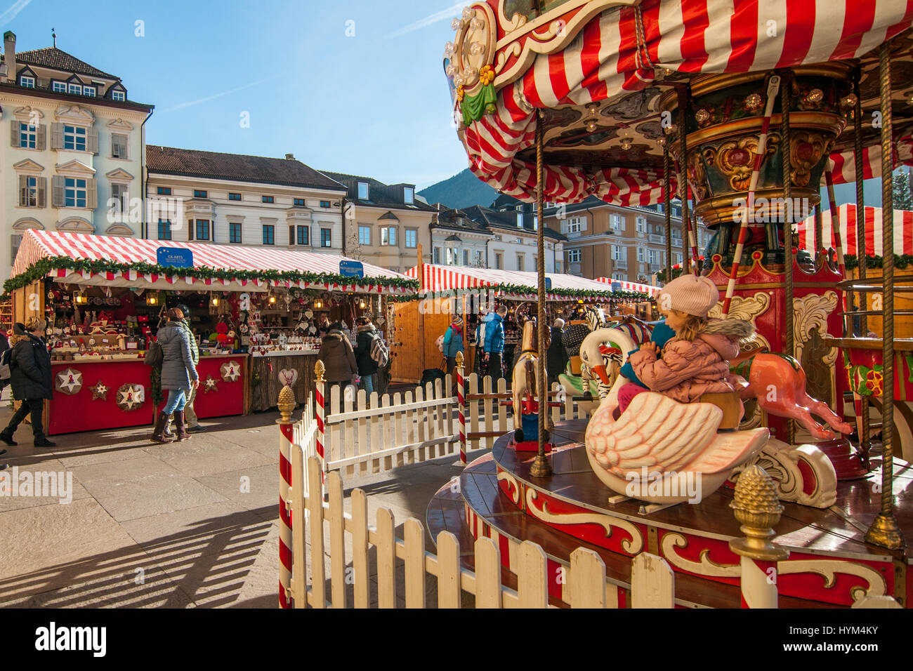 Visitatori partecipare a i tradizionali mercatini di Natale di Bolzano, in Italia. Foto Stock