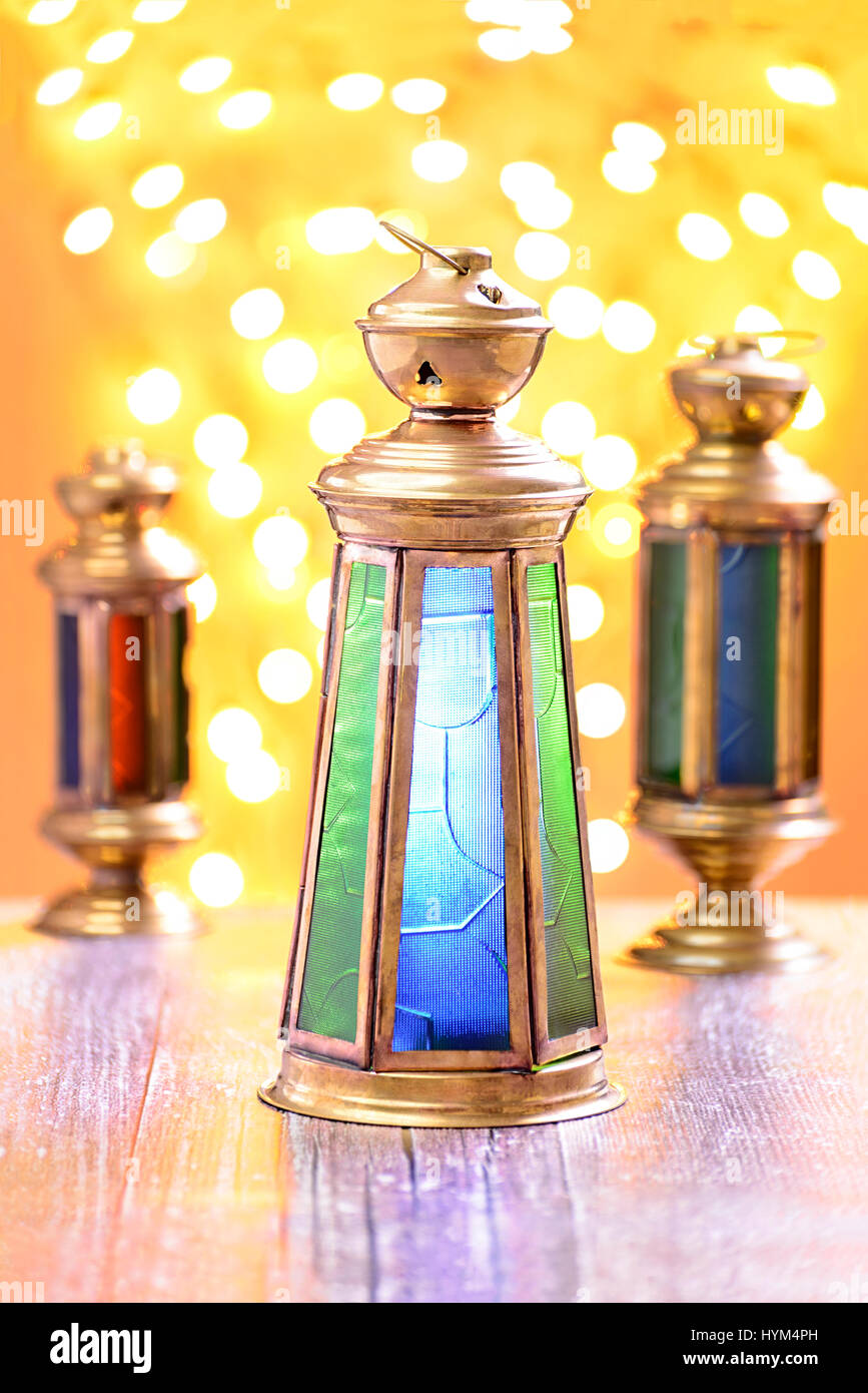Un gruppo di tre lanterne di Ramadan su luci sfocati Foto Stock