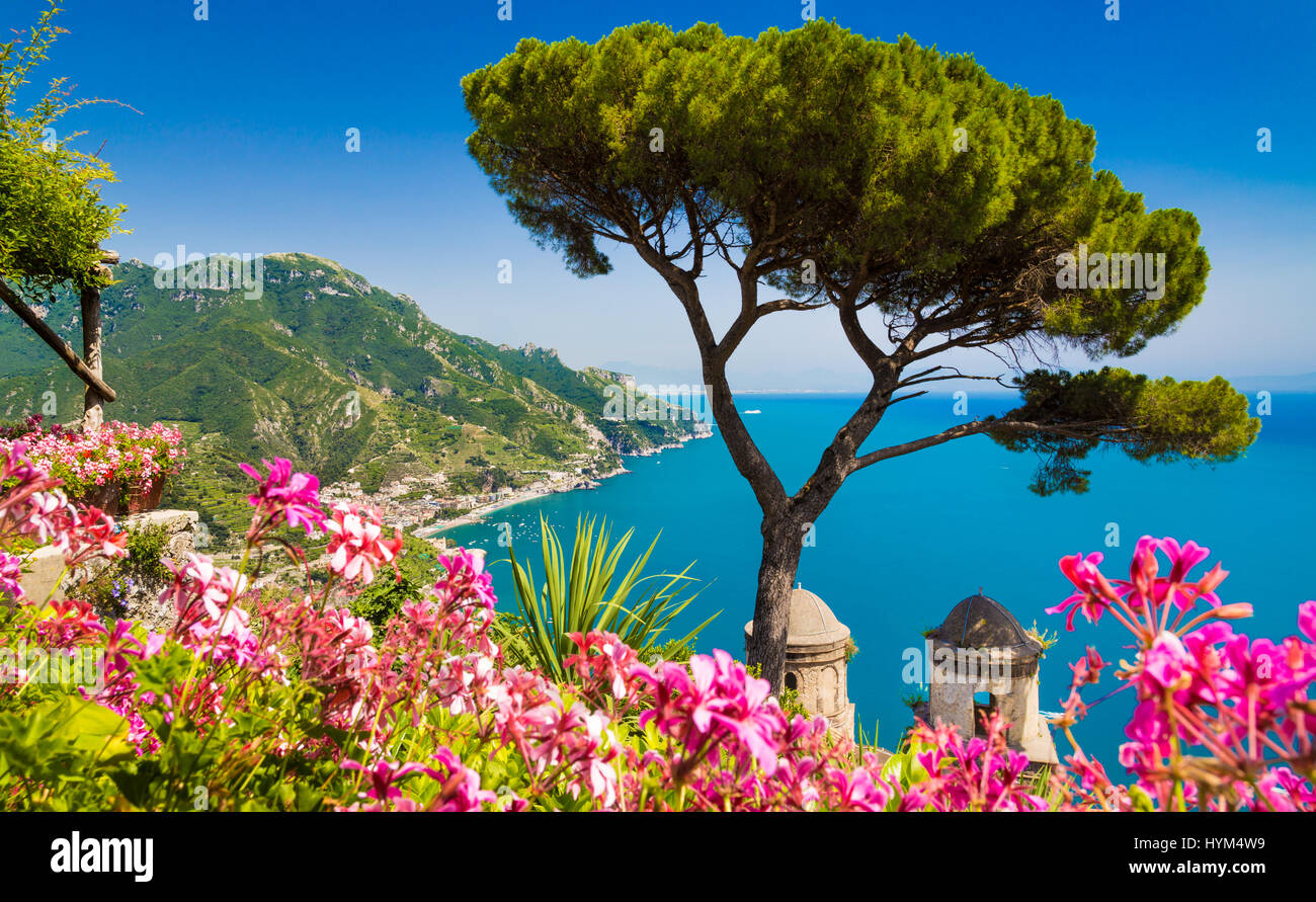 New Scenic 5 posti da cartolina vista della famosa Costiera Amalfitana con il Golfo di Salerno da Villa Giardini Rufolo a Ravello, Campania, Italia Foto Stock