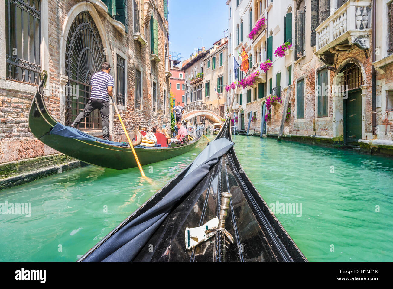 Tradizionali gondole su stretto canale a Venezia, Italia con retro vintage tonica Instagram stile grunge e filtro lens flare effetto luce solare in estate Foto Stock