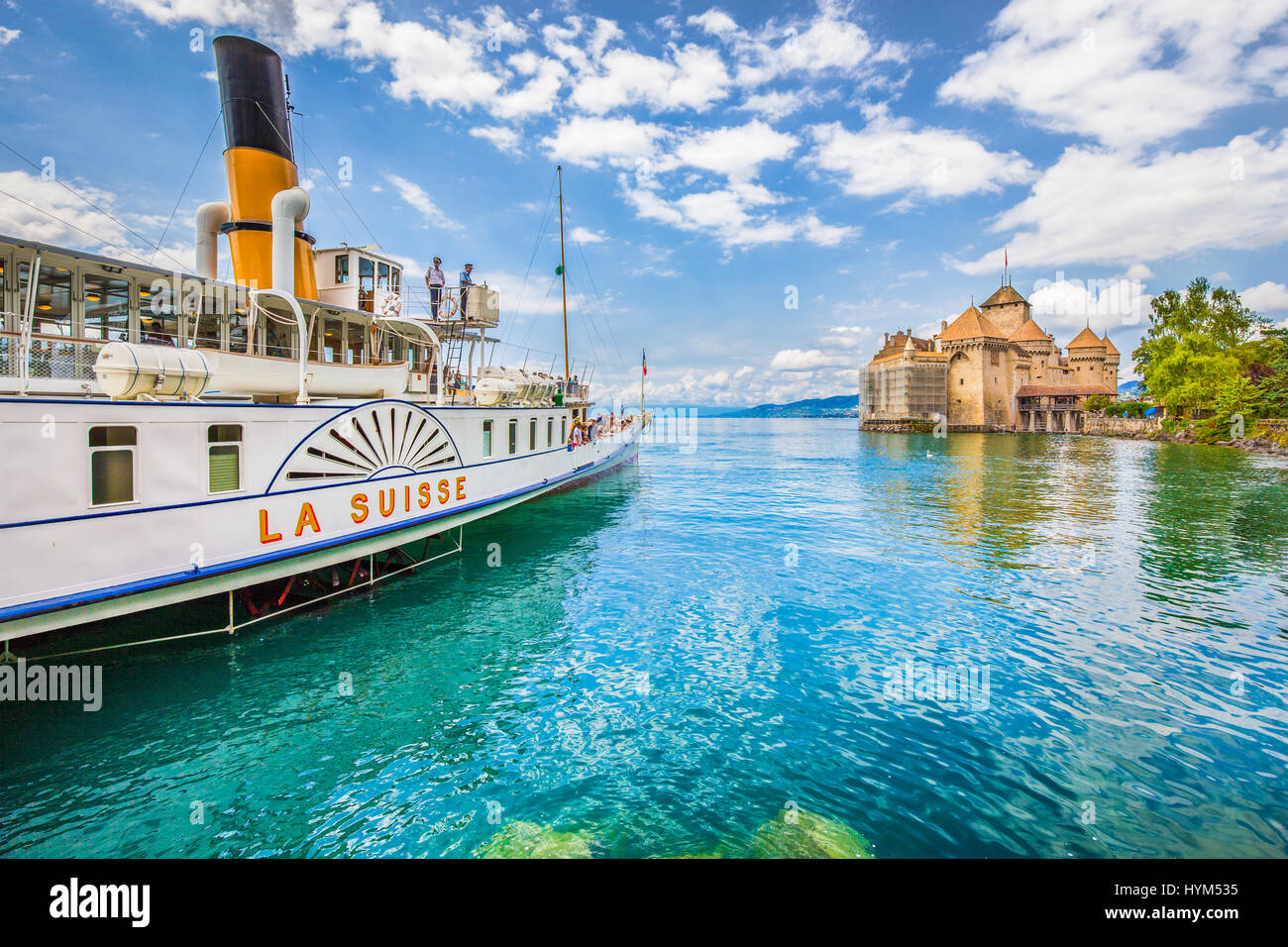 Bellissima vista della tradizionale battello a vapore escursione nave con il famoso castello di Chillon sul lago di Ginevra in estate, nel Cantone di Vaud, Svizzera Foto Stock