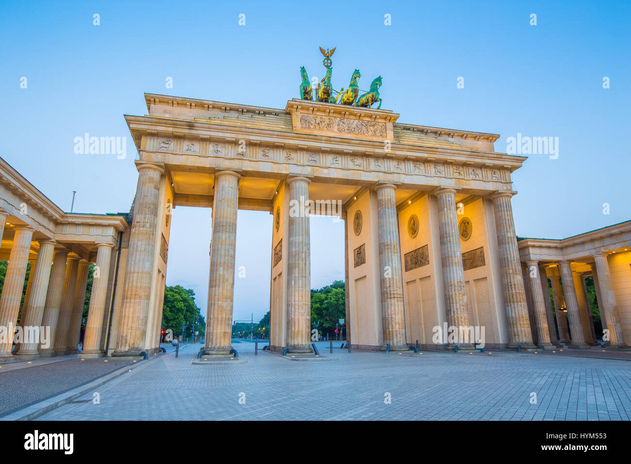 Visualizzazione classica del famoso Brandenburger Tor (Porta di Brandeburgo), uno dei più noti monumenti e simboli nazionali della Germania, in penombra durante il blu Foto Stock