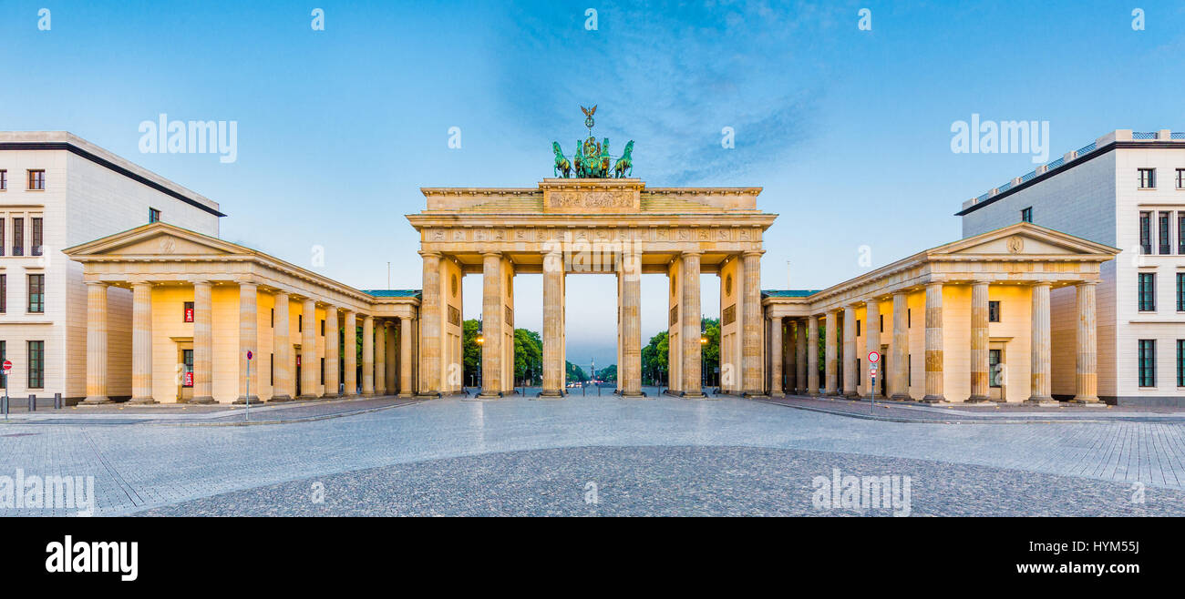 Vista panoramica del famoso Brandenburger Tor (Porta di Brandeburgo), uno dei più noti monumenti e simboli nazionali della Germania, in beautiful Golden mo Foto Stock