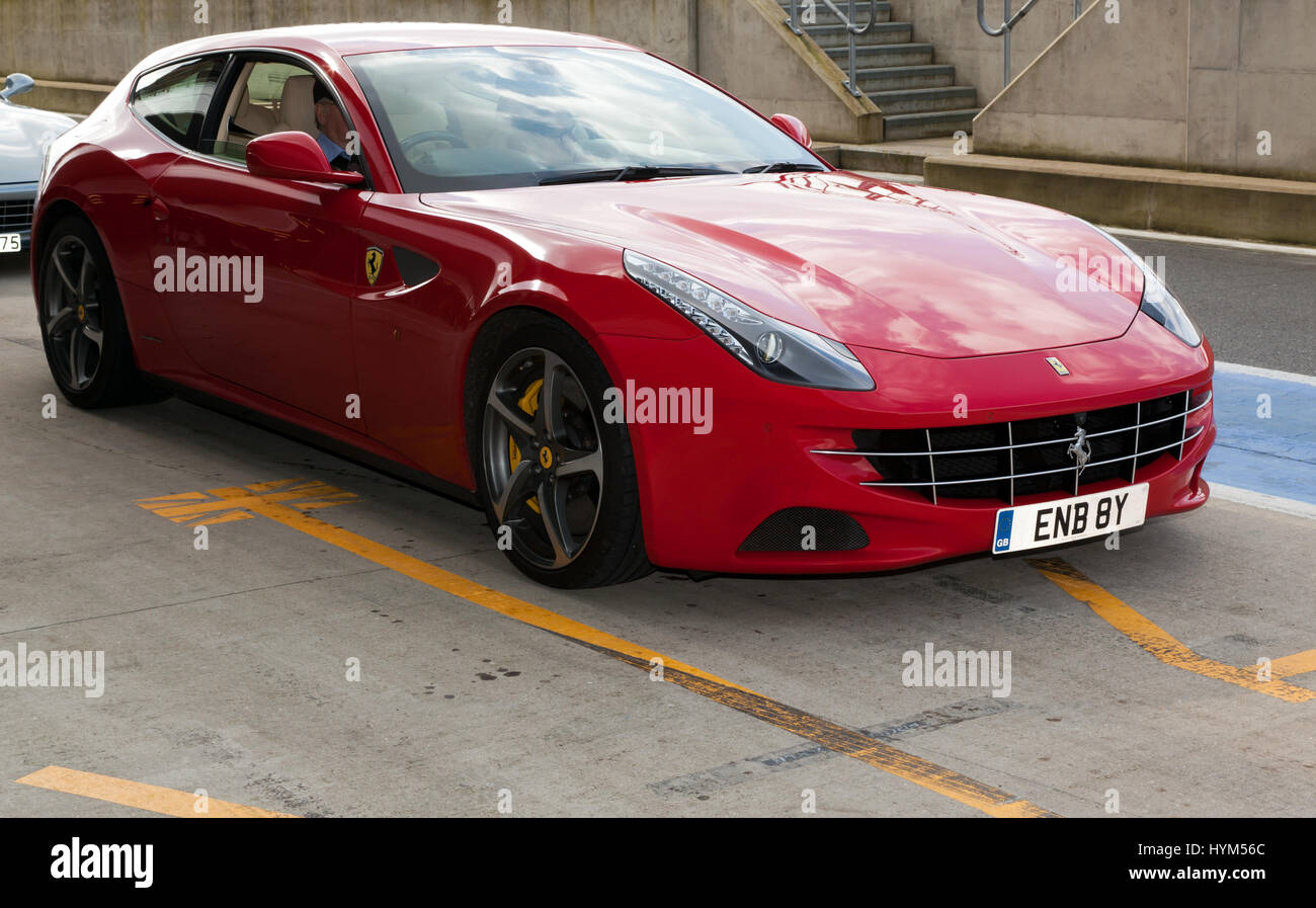 Tre quarti di vista frontale di un 2012, Ferrari FF, Internazionale in pit lane durante il 2017 Silverstone Classic Media Day Foto Stock