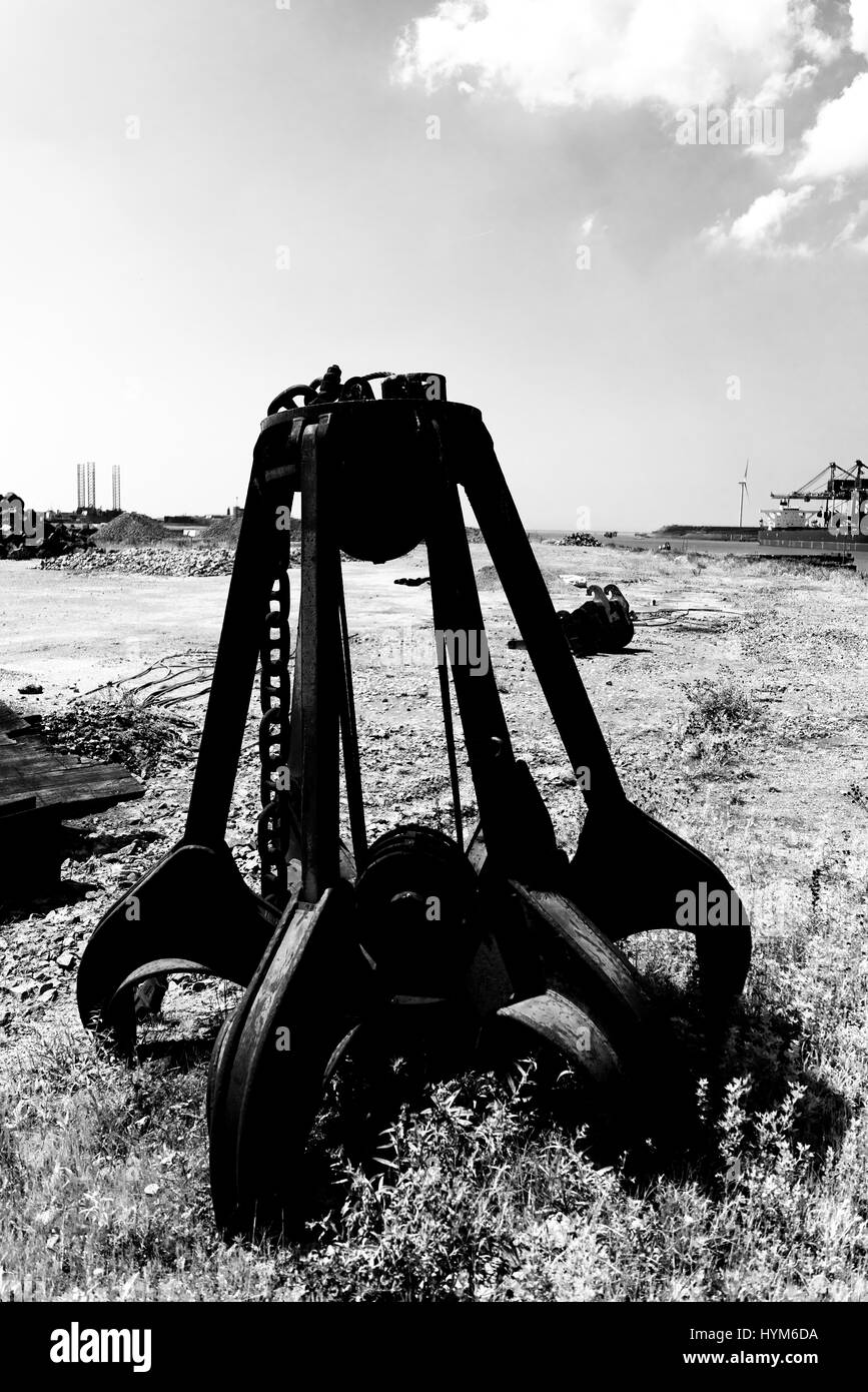 Lasciato alle spalle di ferro arrugginito con terminazione a molletta per sala in pietra Foto Stock