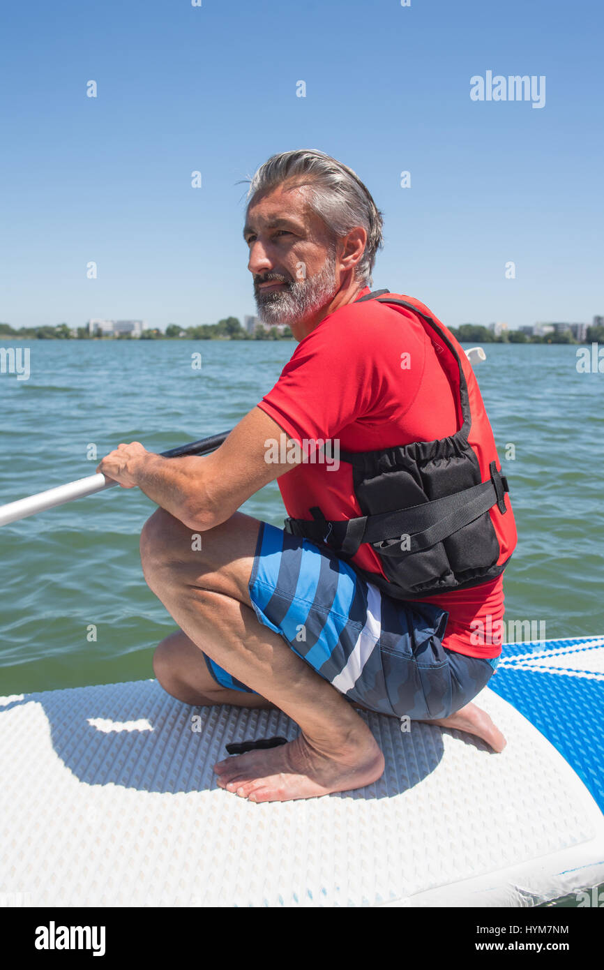Coppia attraente rider contemplando la natura seduta sulla scheda pala Foto Stock