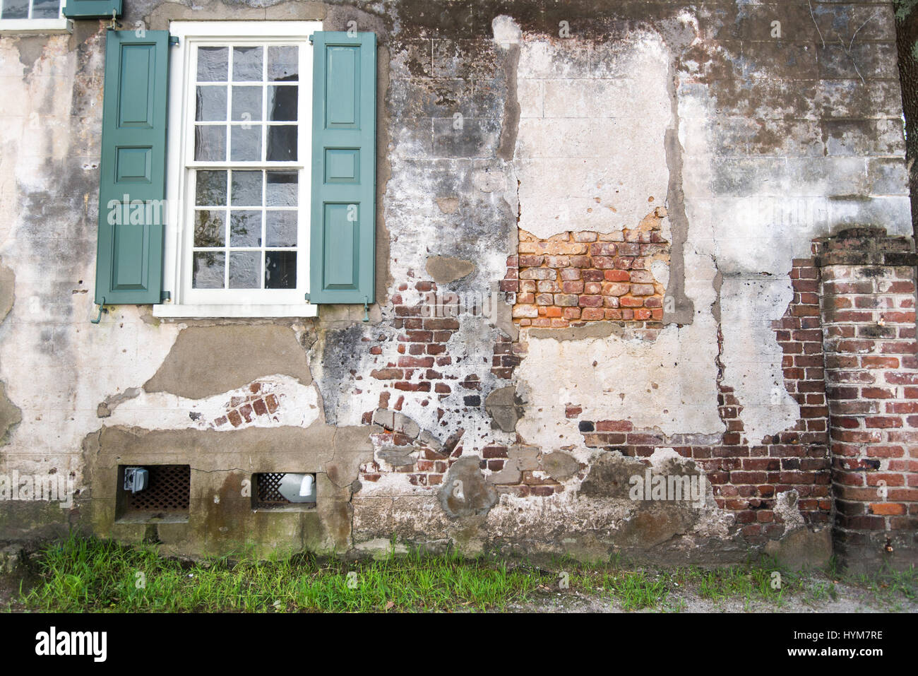 Casa coloniale con parete finestra che è vecchio, ma affascinante a Charleston, Carolina del Sud Foto Stock