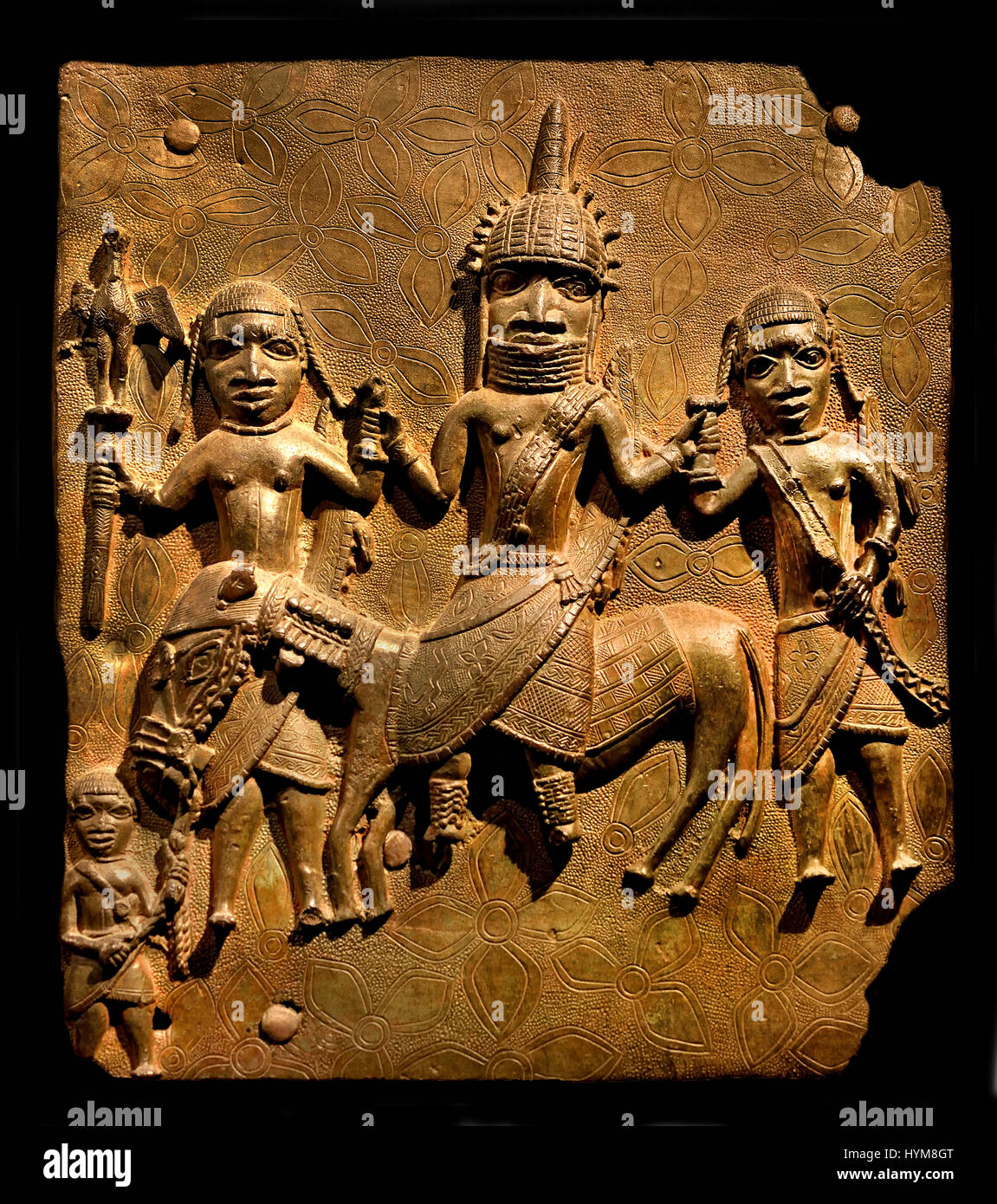 In bronzo di placca in ottone che mostra la soluzione OBA del Benin con assistenti di popoli Edo, XVI secolo D.C. dal Benin Nigeria Africa African Foto Stock