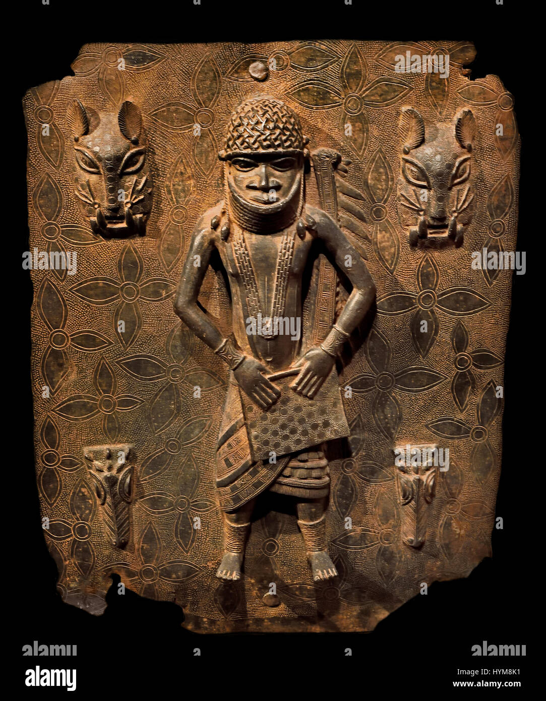 In bronzo di placca in ottone che mostra la soluzione OBA del Benin con assistenti di popoli Edo, XVI secolo D.C. dal Benin Nigeria Africa African Foto Stock