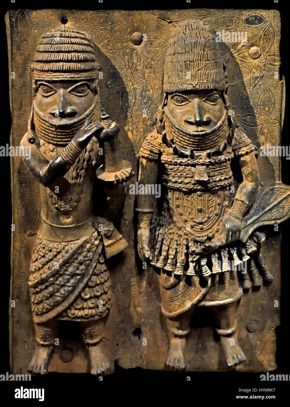 In bronzo di placca in ottone che mostra la soluzione OBA del Benin con assistenti di popoli Edo, XVI secolo D.C. dal Benin Nigeria Africa African Foto Stock