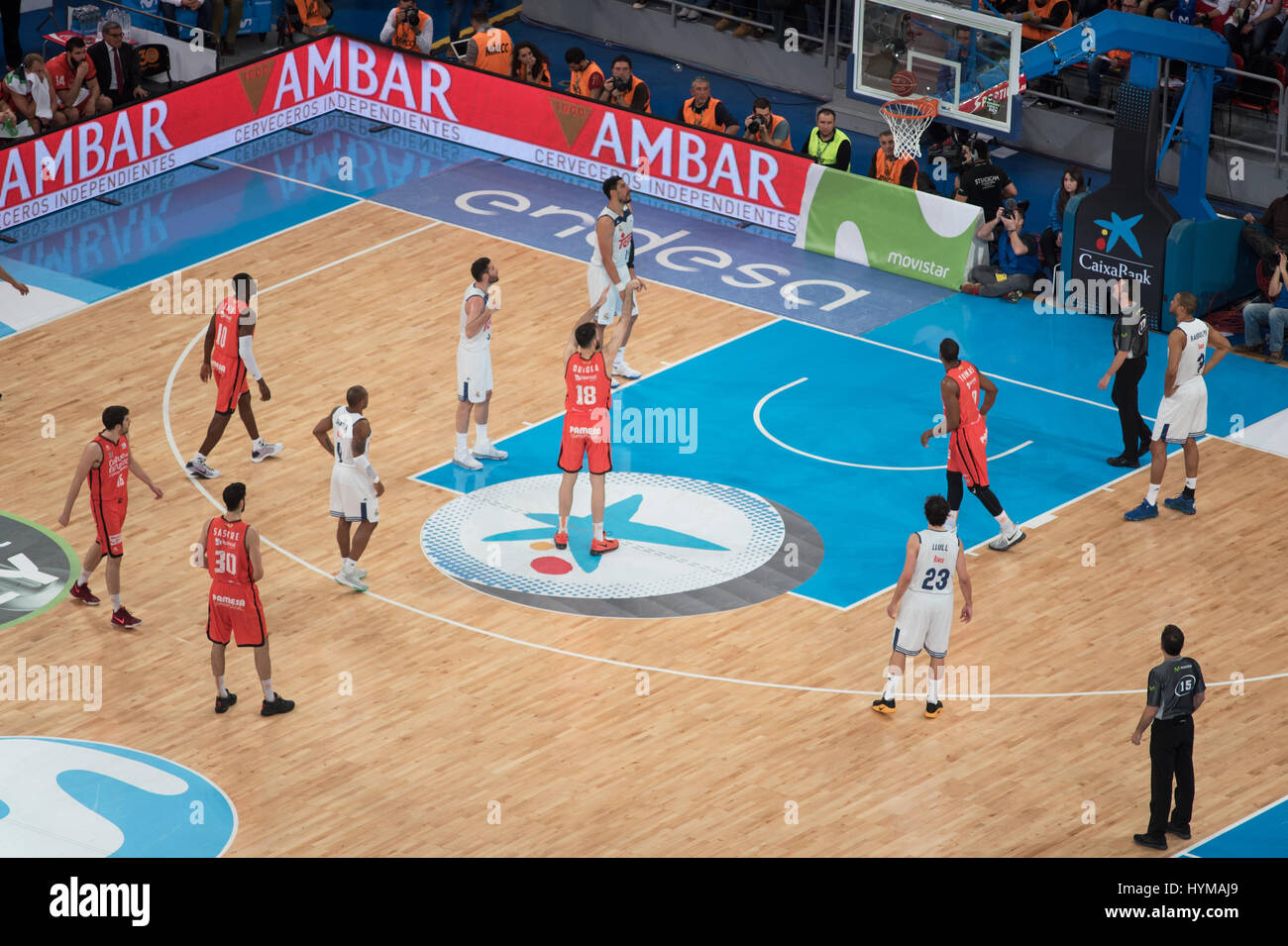 Vitoria, Spagna - 19 Febbraio 2017: alcuni giocatori di basket in azione in spagnolo Copa del Rey partita finale tra Valencia e del Real Madrid. Foto Stock