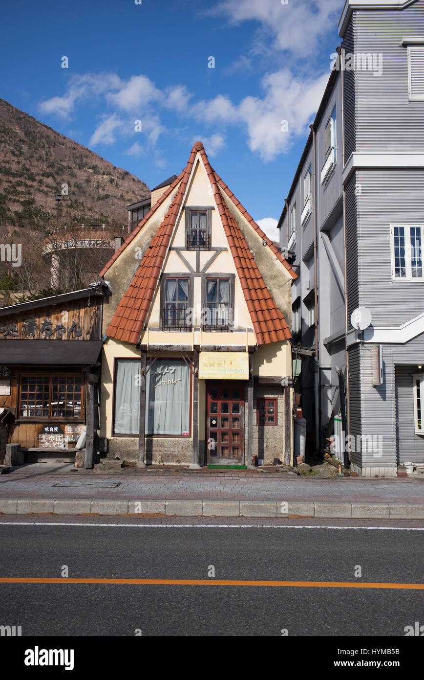 Un piccolo e pittoresco casa sopra la città di Nikko, Giappone. Foto Stock