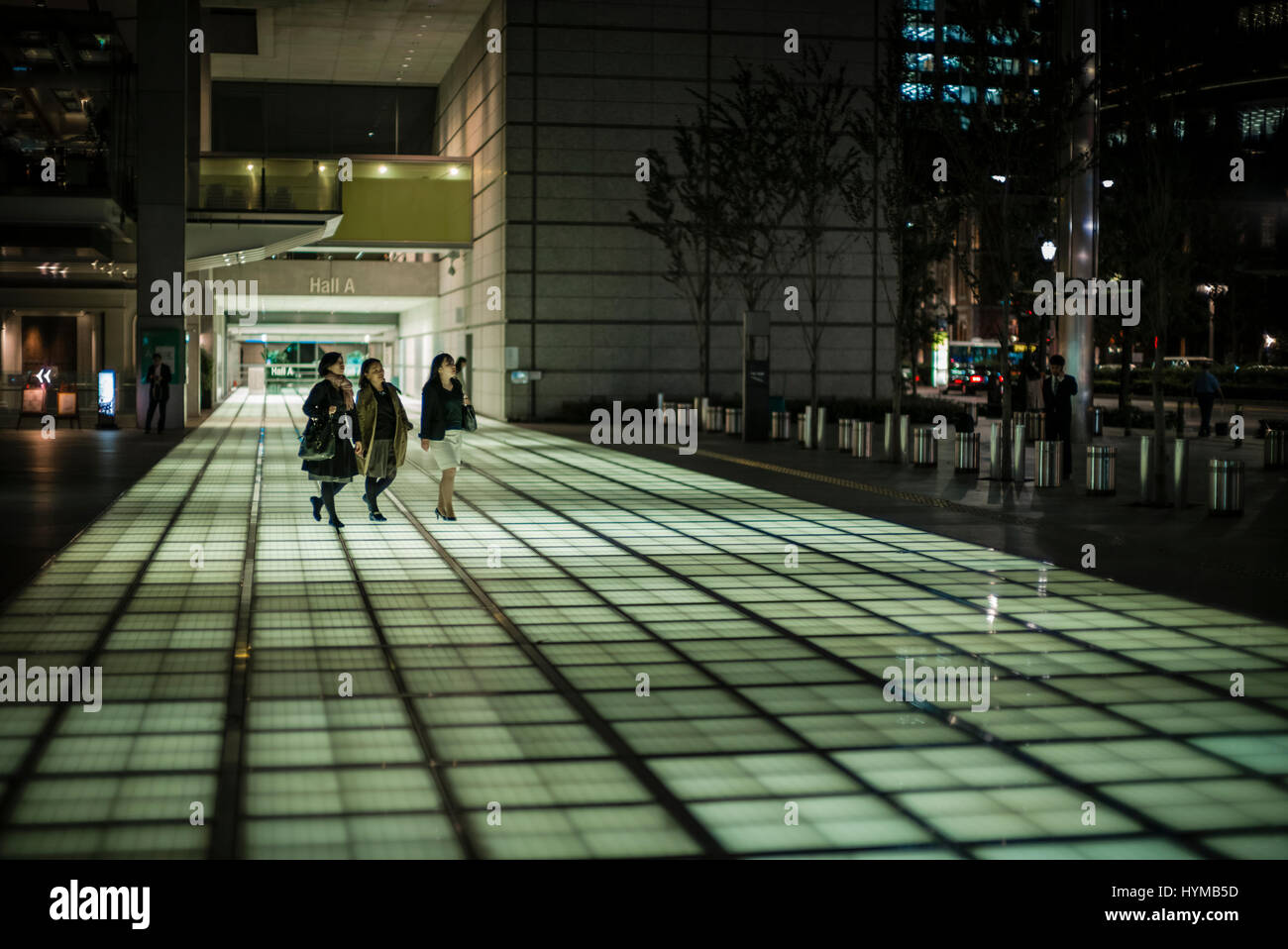 A piedi a casa dal lavoro a Tokyo in Giappone. Foto Stock