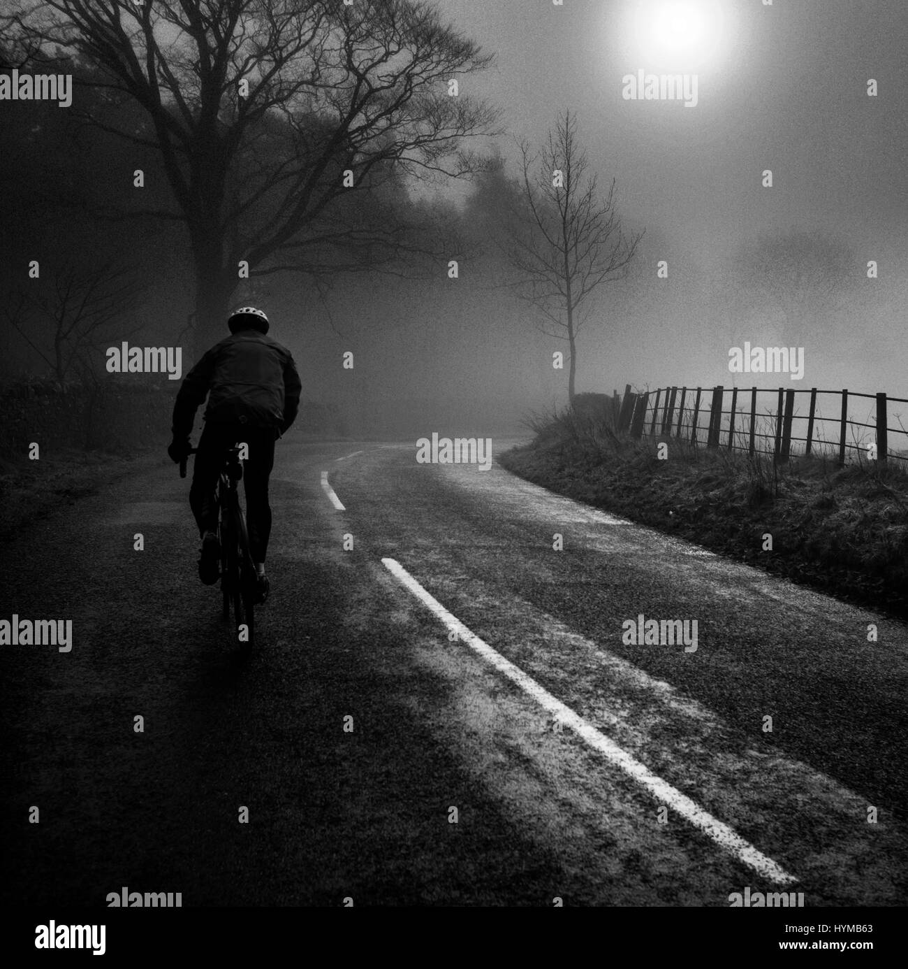 Inverno duro escursioni in bicicletta per un ciclista di sport, UK. Foto Stock