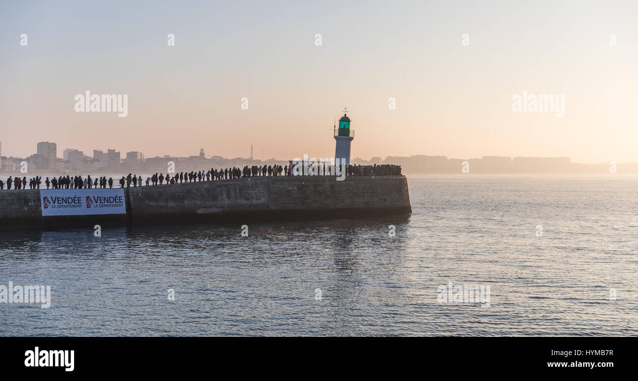 LES SABLES D'olonne, Francia - Gennaio, 20, 2017 : gli spettatori in attesa lo skipper Alex Thomson per il secondo posto della Vendee Globe gara. Foto Stock