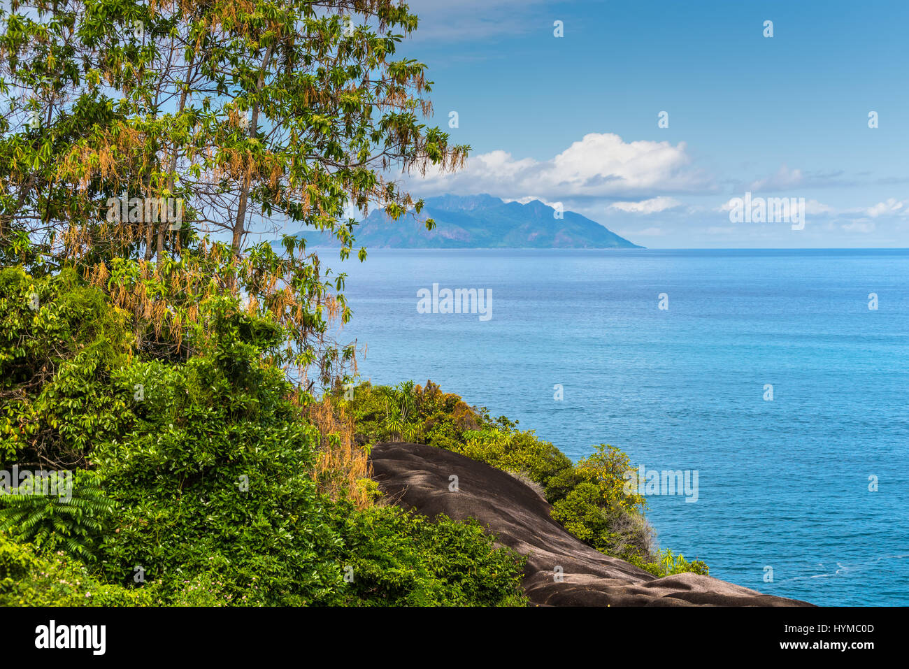 Vista da anse principali sentiero natura oltre la costa nord-ovest dell'isola di Mahe e le Seicelle. Vacanze Estate concetto. Foto Stock