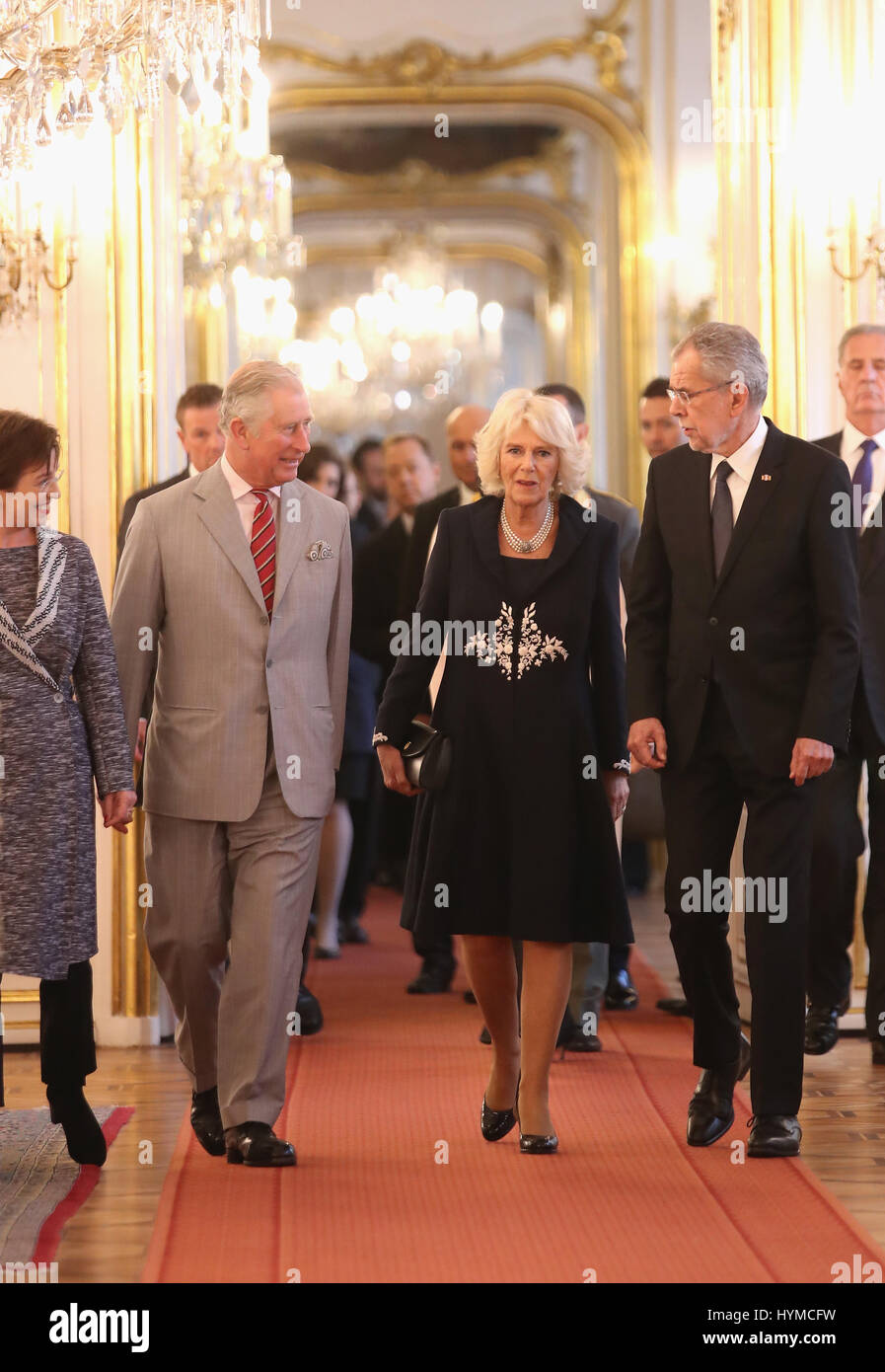 Il Principe di Galles (seconda a sinistra) e la duchessa di Cornovaglia (centro) sono accolti dal Presidente federale della Repubblica d' Austria Alexander Van der Bellen (a destra) e la First Lady Doris Schmidauer (estrema sinistra), al Palazzo di Hofburg a Vienna l'ottavo giorno del loro tour europeo. Foto Stock