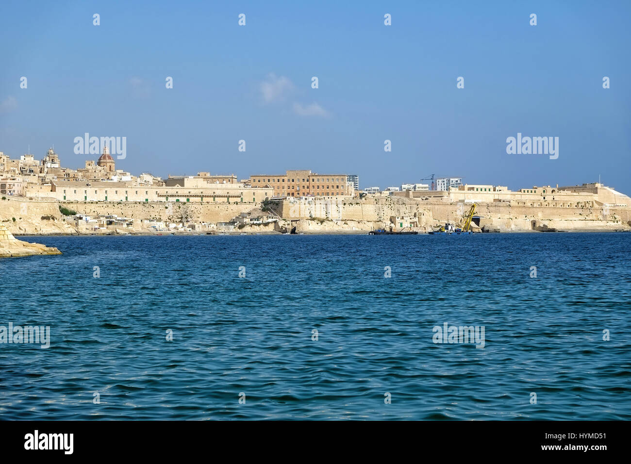 La vista della città di La Valletta sopra l'acqua del Grand Harbour. Malta Foto Stock