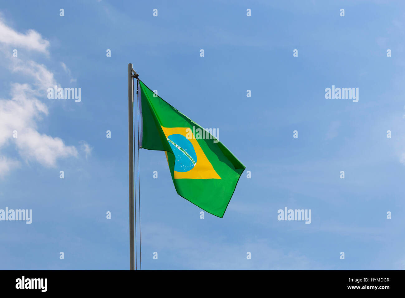 Bandiera Nazionale del Brasile su un pennone di fronte blu cielo Foto Stock
