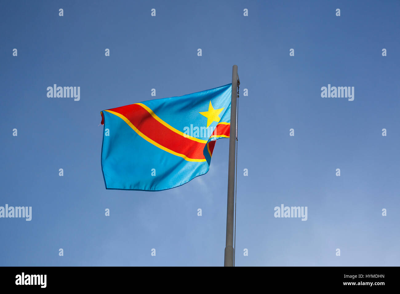 Bandiera Nazionale del Congo su un pennone di fronte blu cielo Foto Stock